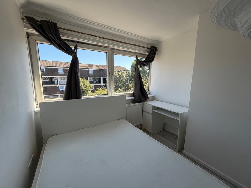 Room Anglo Road in Greater London