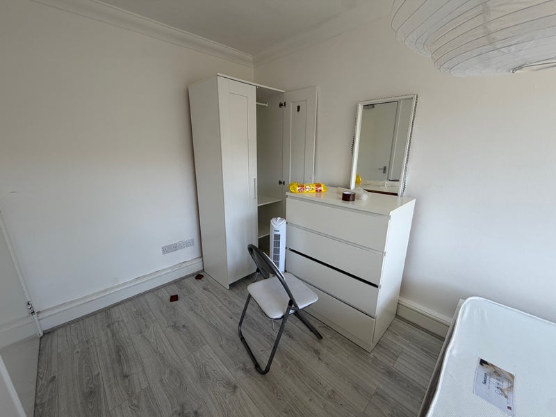 Room Anglo Road in Greater London