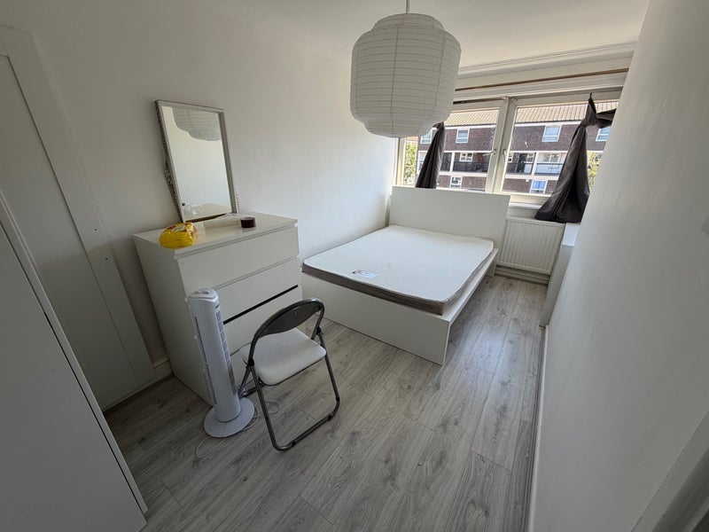 Room Anglo Road in Greater London