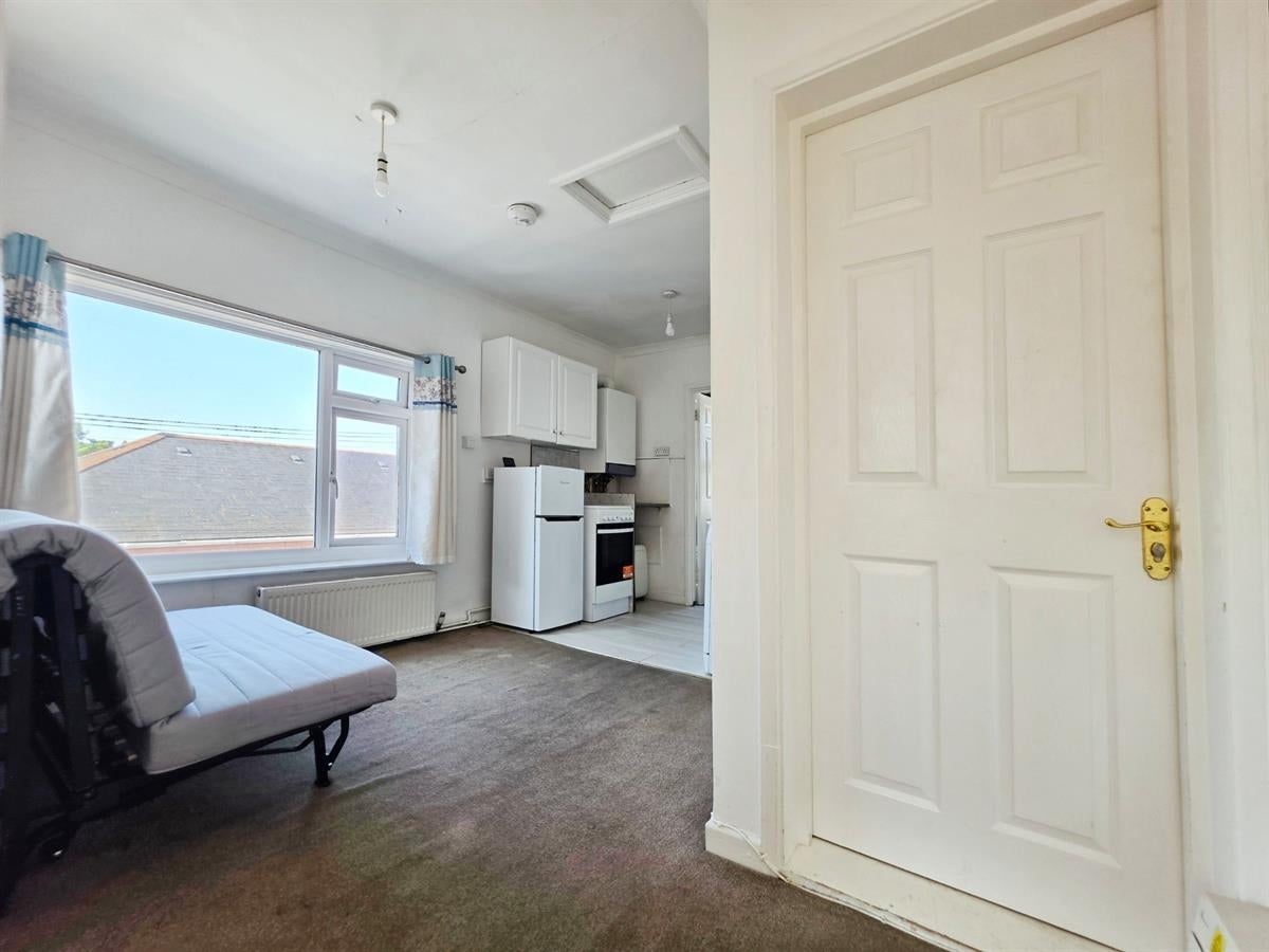 Flat Farnborough Road in Rushmoor