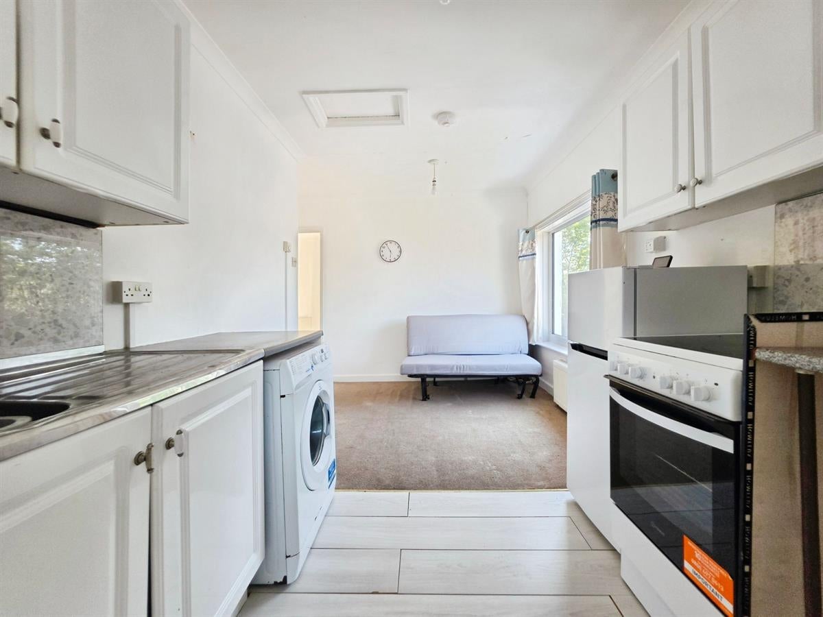 Flat Farnborough Road in Rushmoor