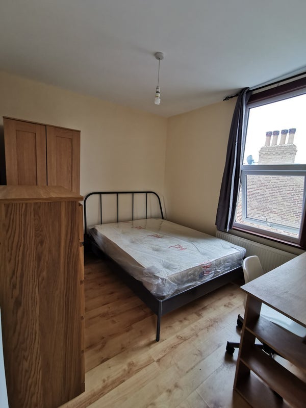Room Langthorne Road in Greater London