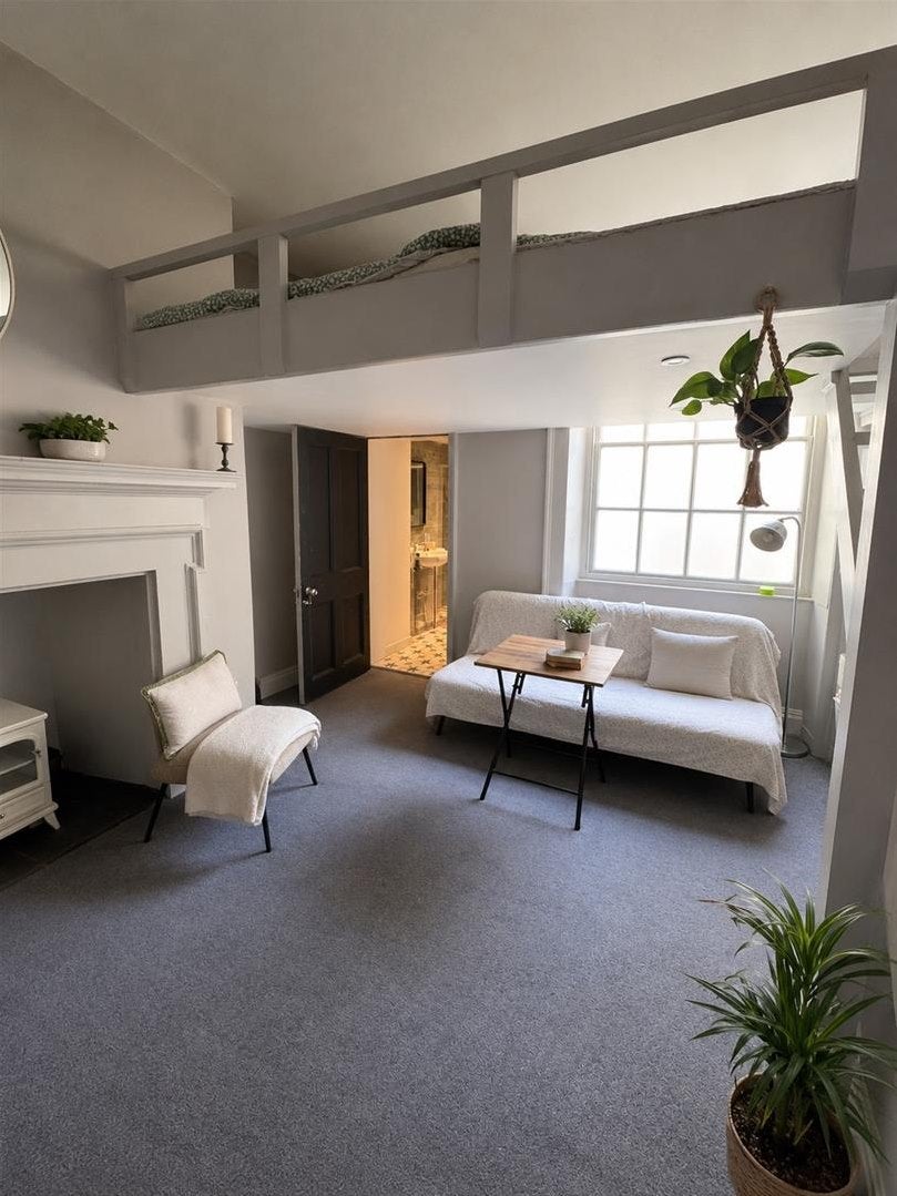 Flat Newmarket Avenue in Bristol