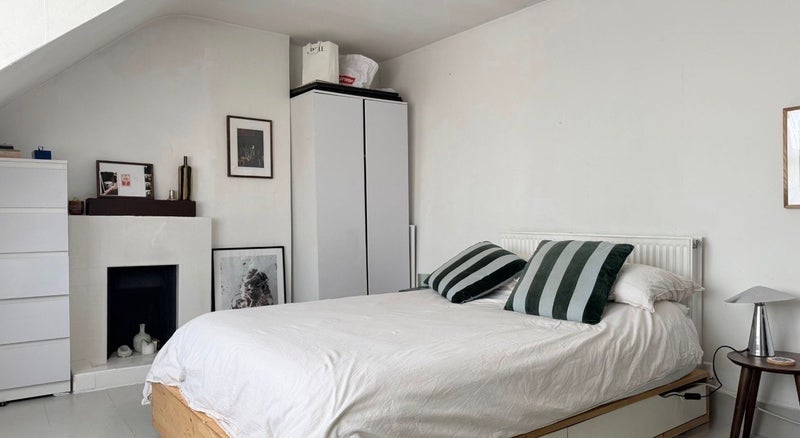 Room Ferntower Road in Greater London