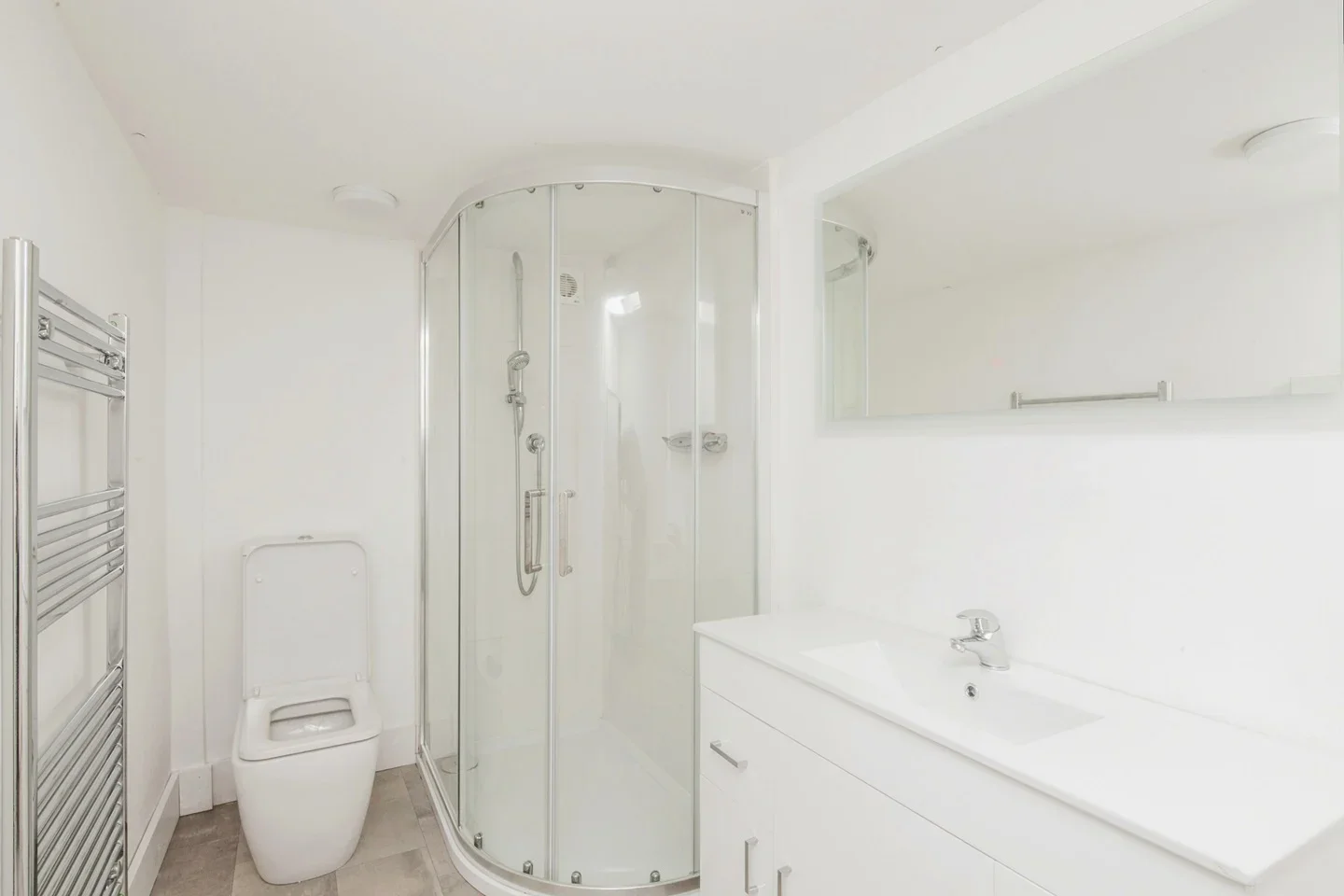 Flat Honeybrook Road in Greater London