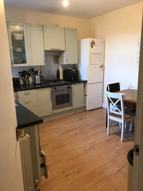 Flat Honeybrook Road in Greater London