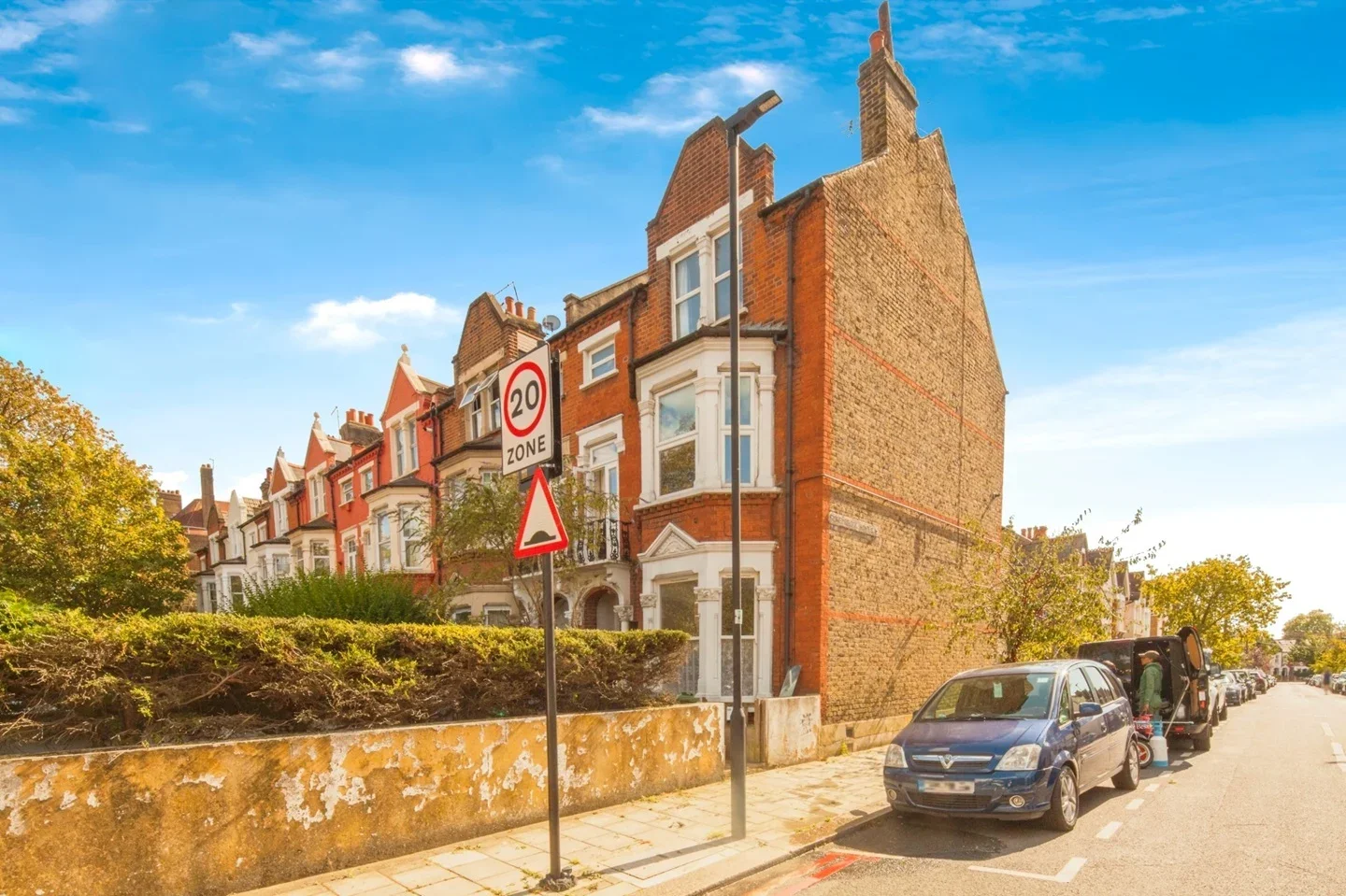 Flat Honeybrook Road in Greater London