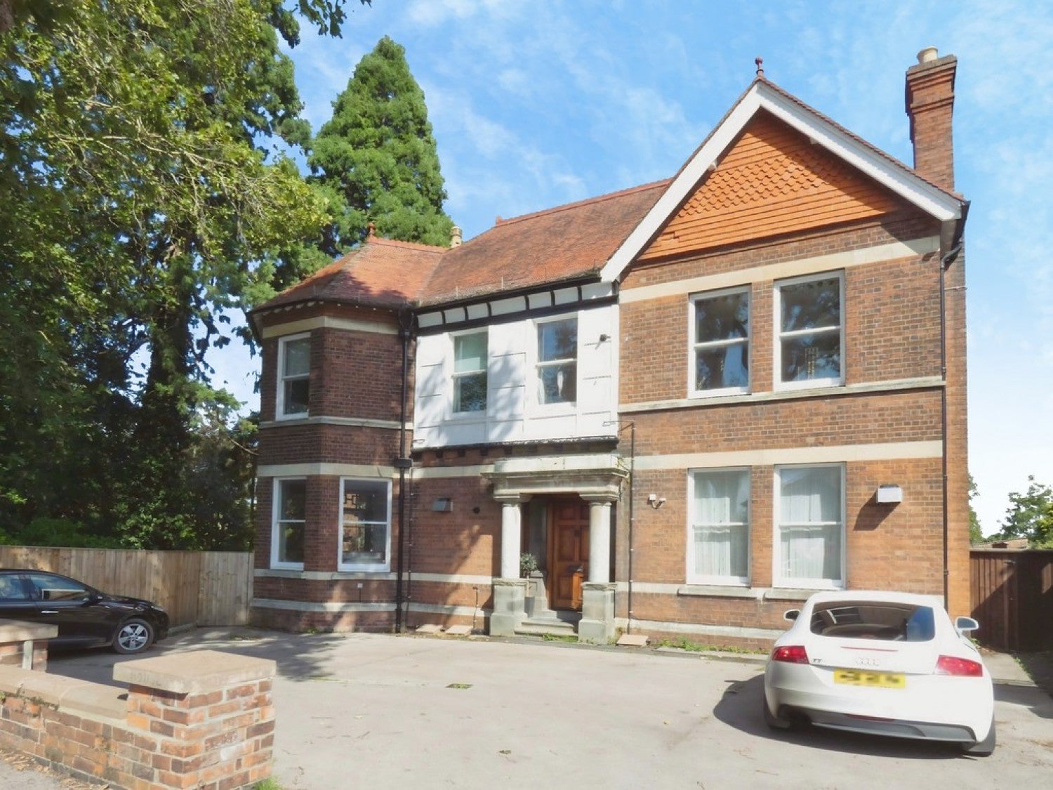 Flat Alexandra Road in Gloucester
