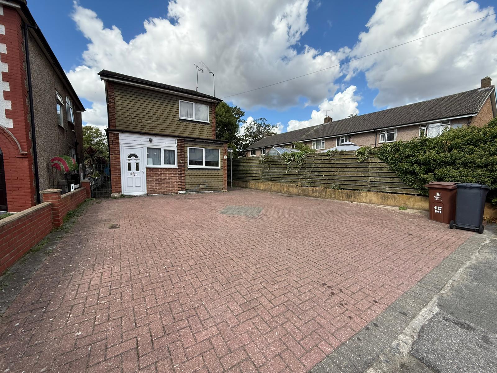 House Tenby Close in Greater London