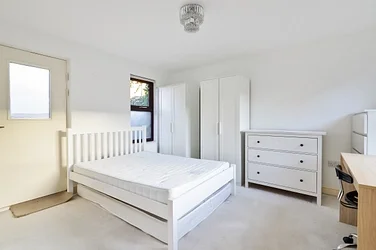 House Dolphin Close in Greater London