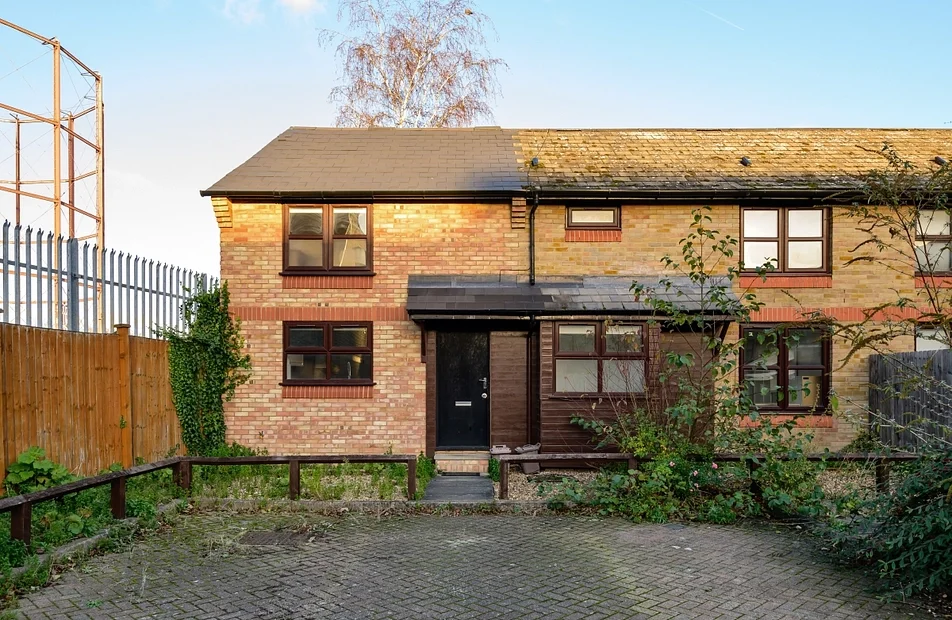 House Dolphin Close in Greater London