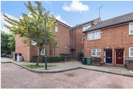Flat Wilson Close in Greater London