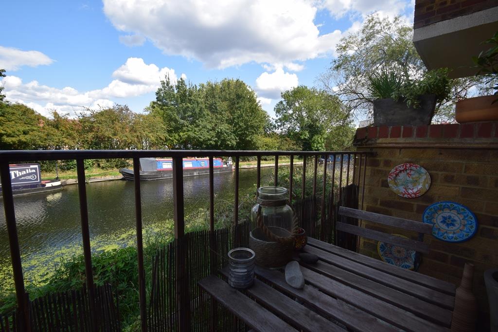 Flat Bentinck Road in Greater London