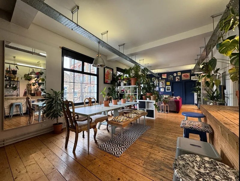 Room Belfast Road in Greater London
