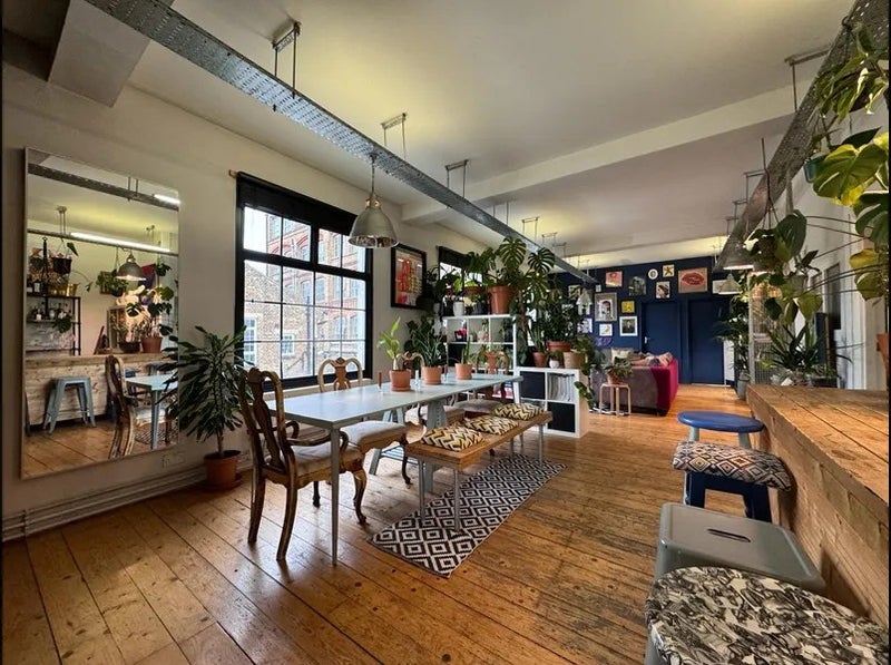 Room Belfast Road in Greater London