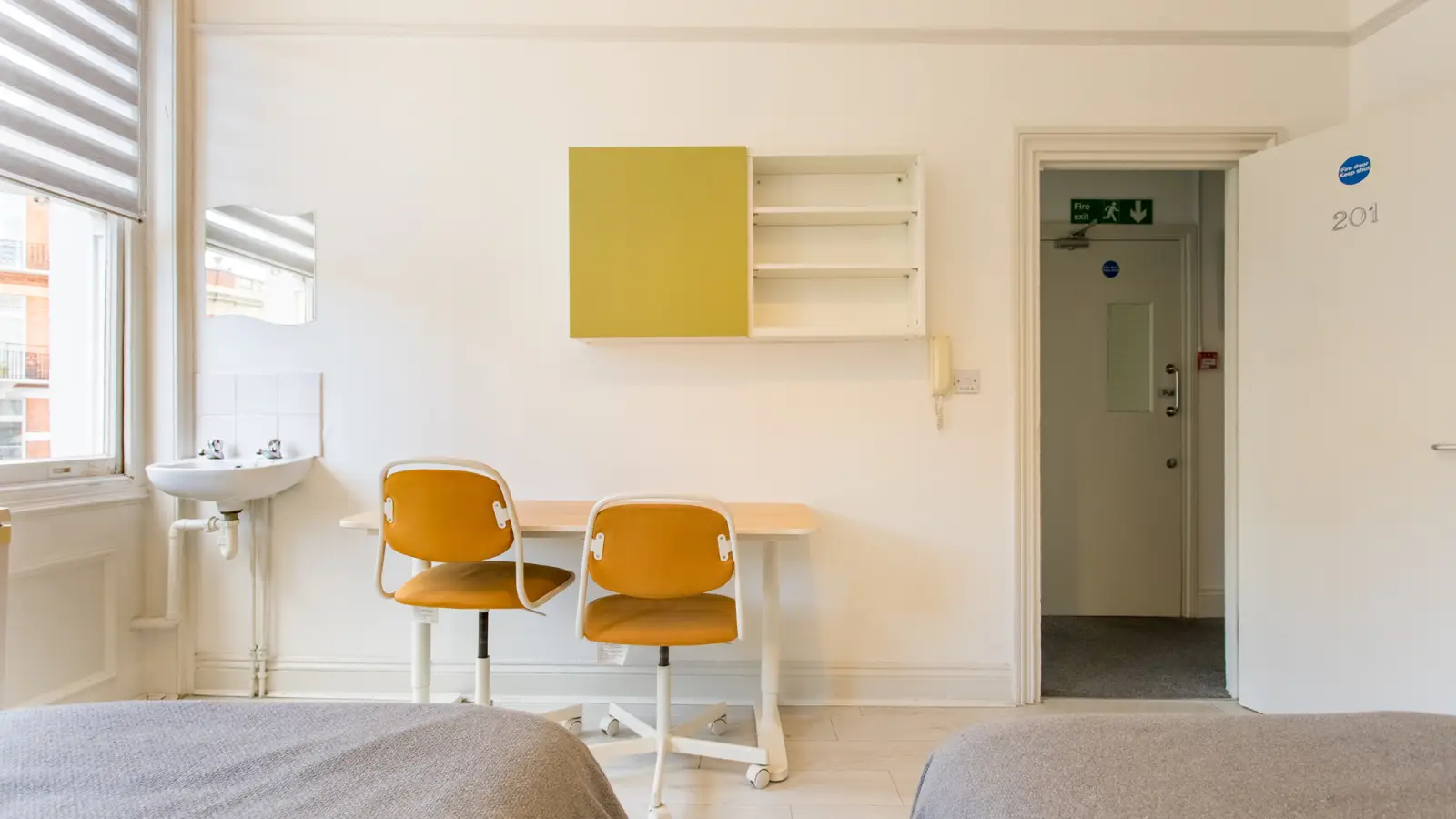Room Earl's Court Road in Greater London