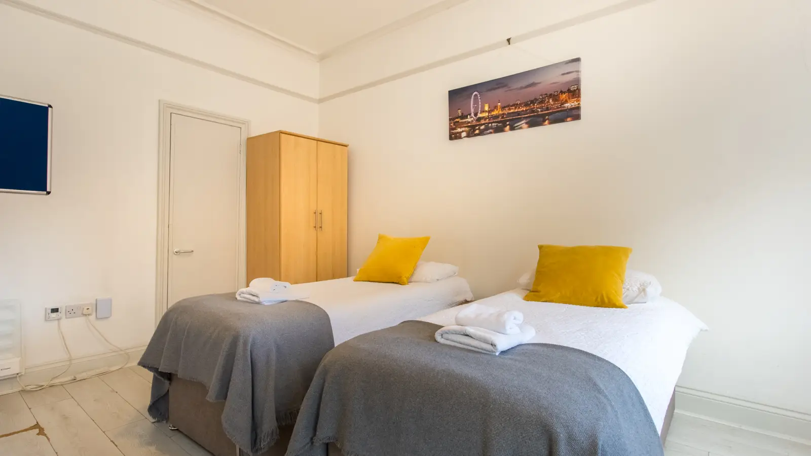 Room Earl's Court Road in Greater London