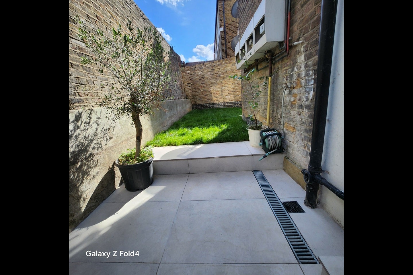 Flat Shepperton Road in Greater London