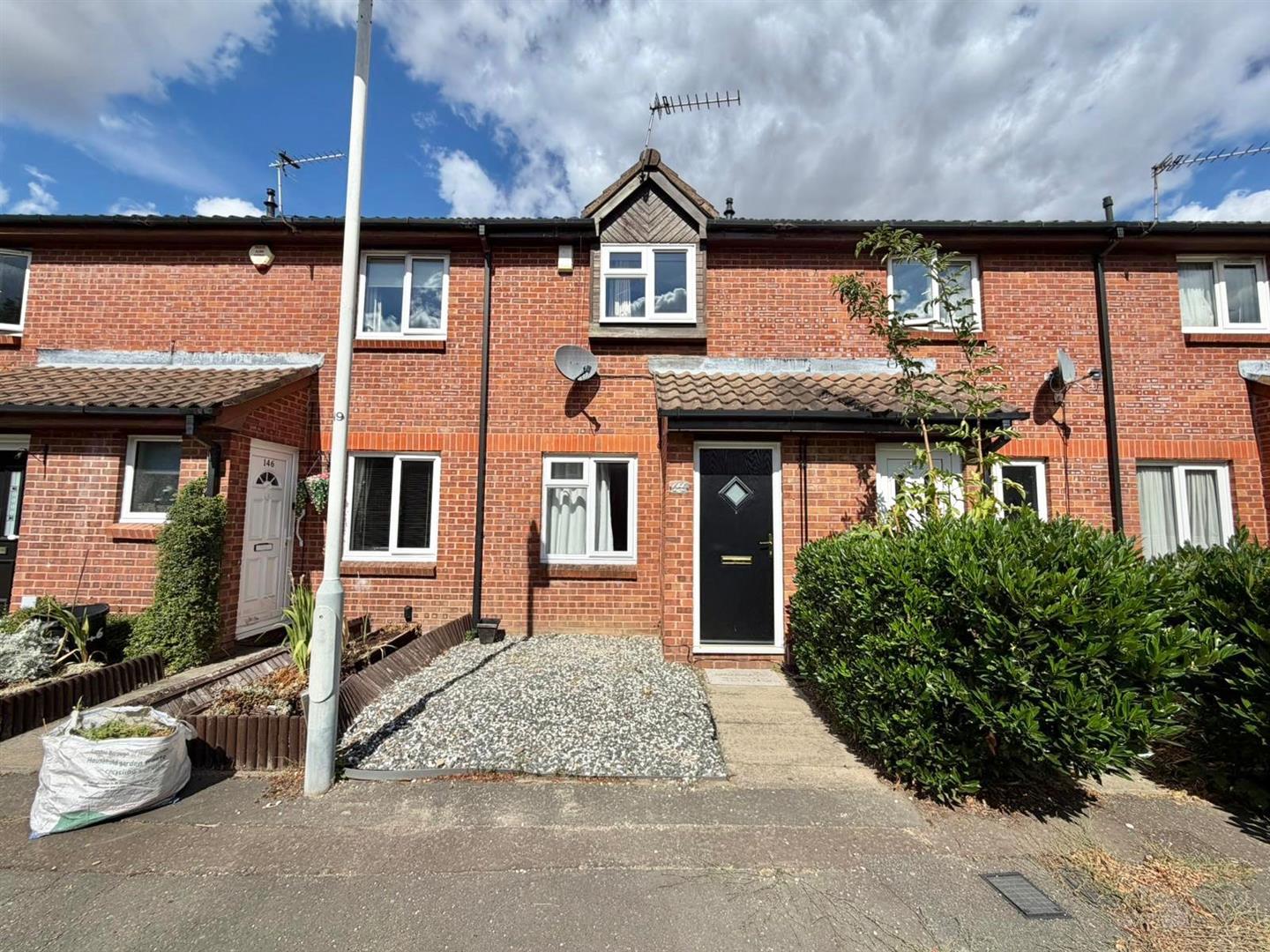 House Lowdell Close in Greater London