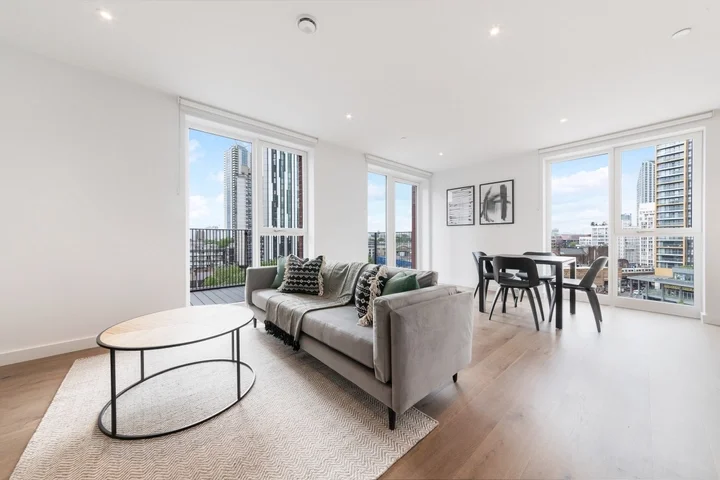 Flat Deacon Street in Greater London