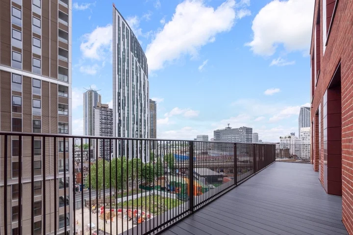 Flat Deacon Street in Greater London
