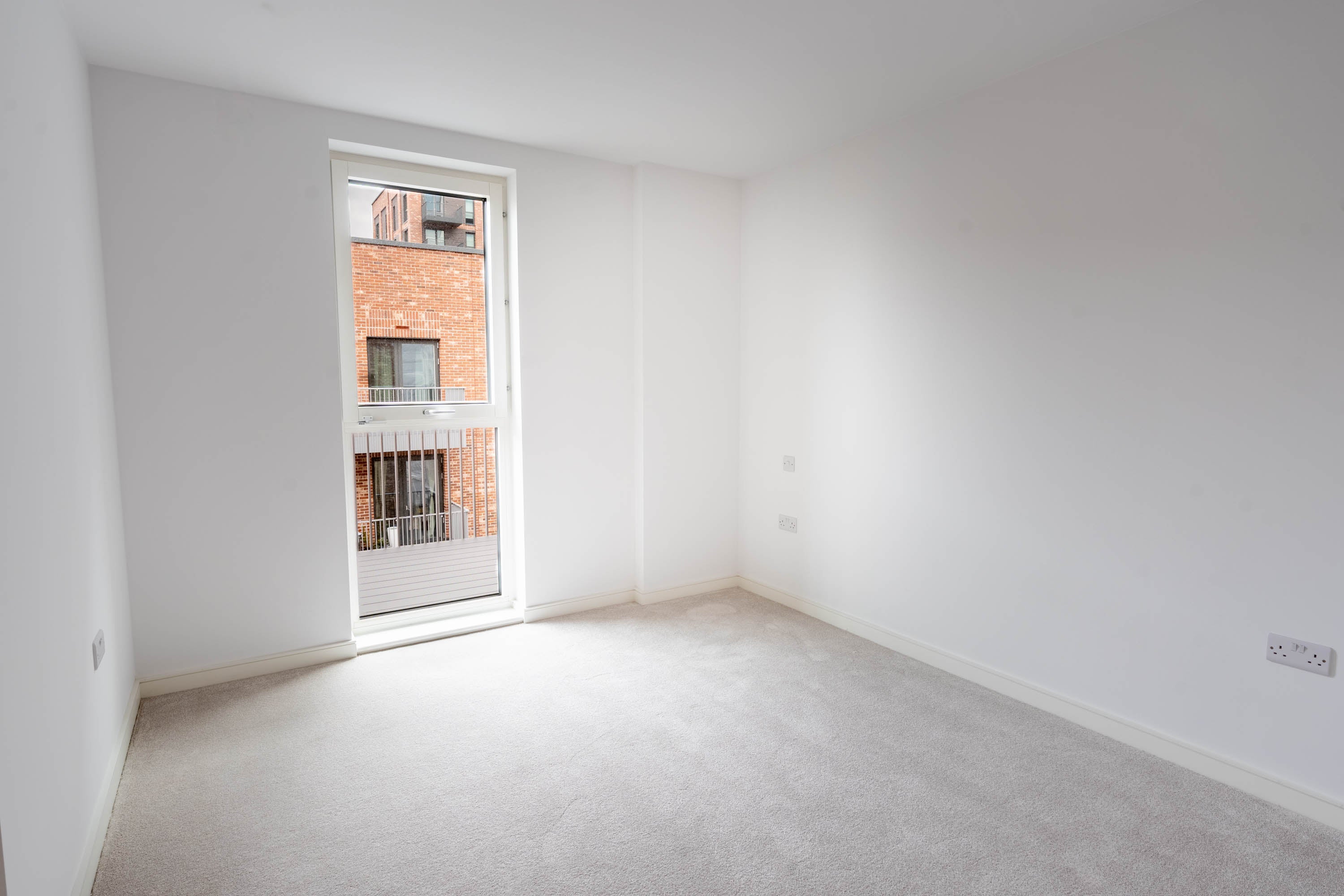 Flat Cedrus Avenue in Greater London