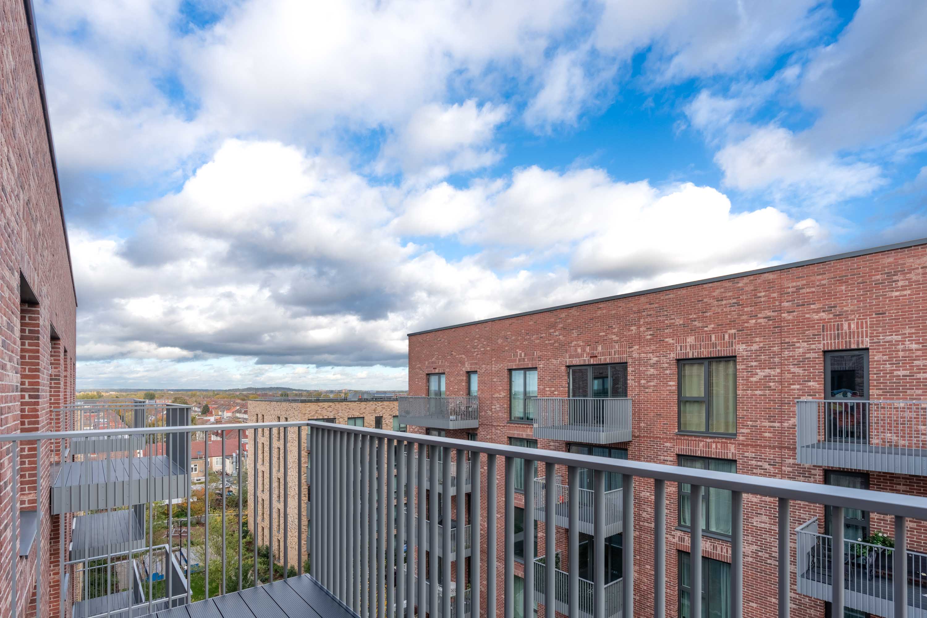 Flat Cedrus Avenue in Greater London