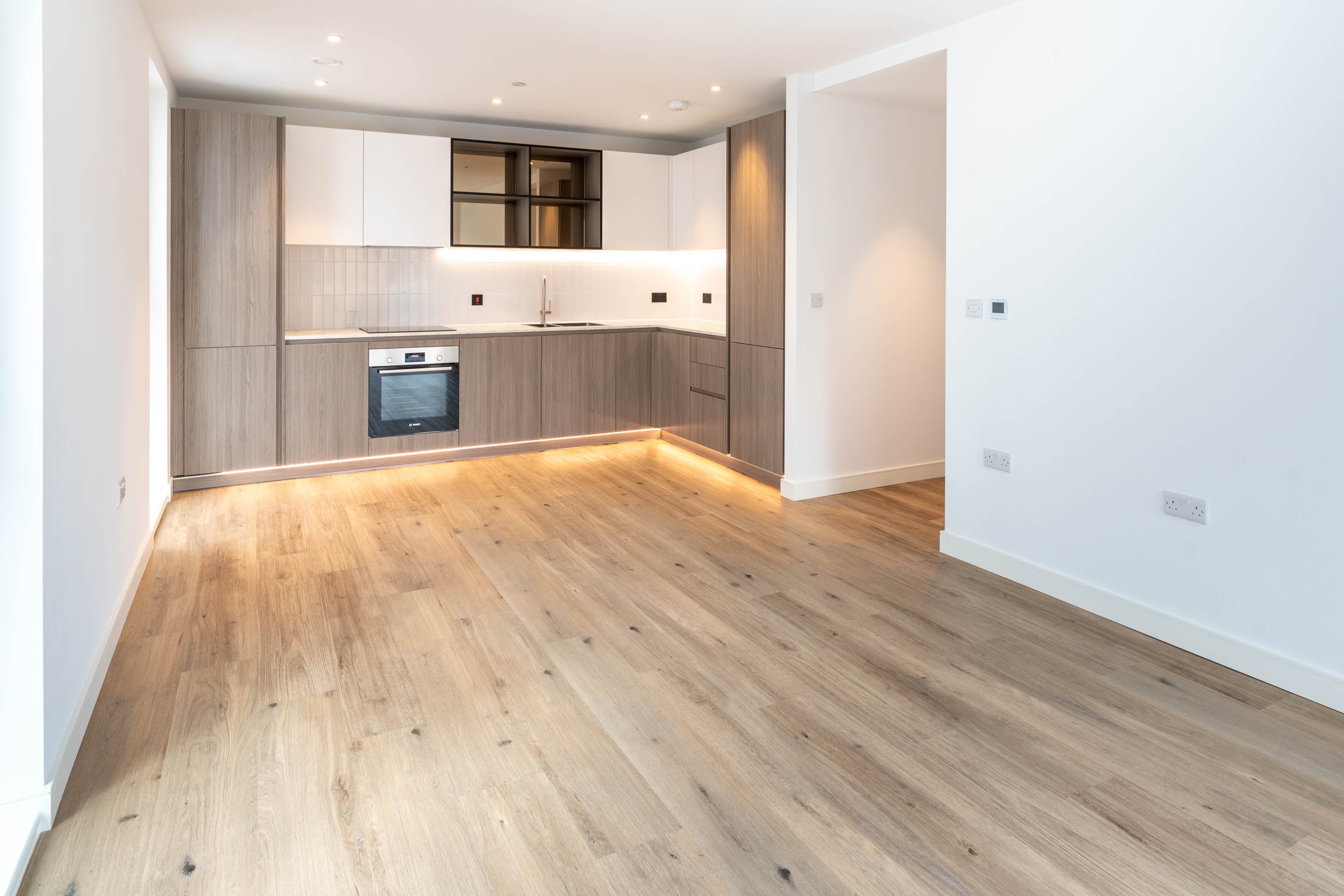 Flat Cedrus Avenue in Greater London