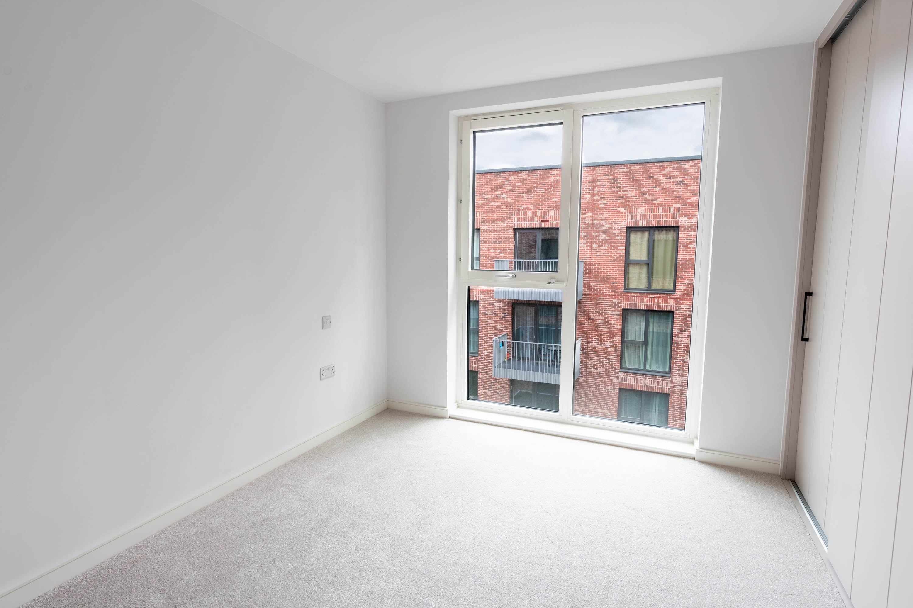 Flat Cedrus Avenue in Greater London