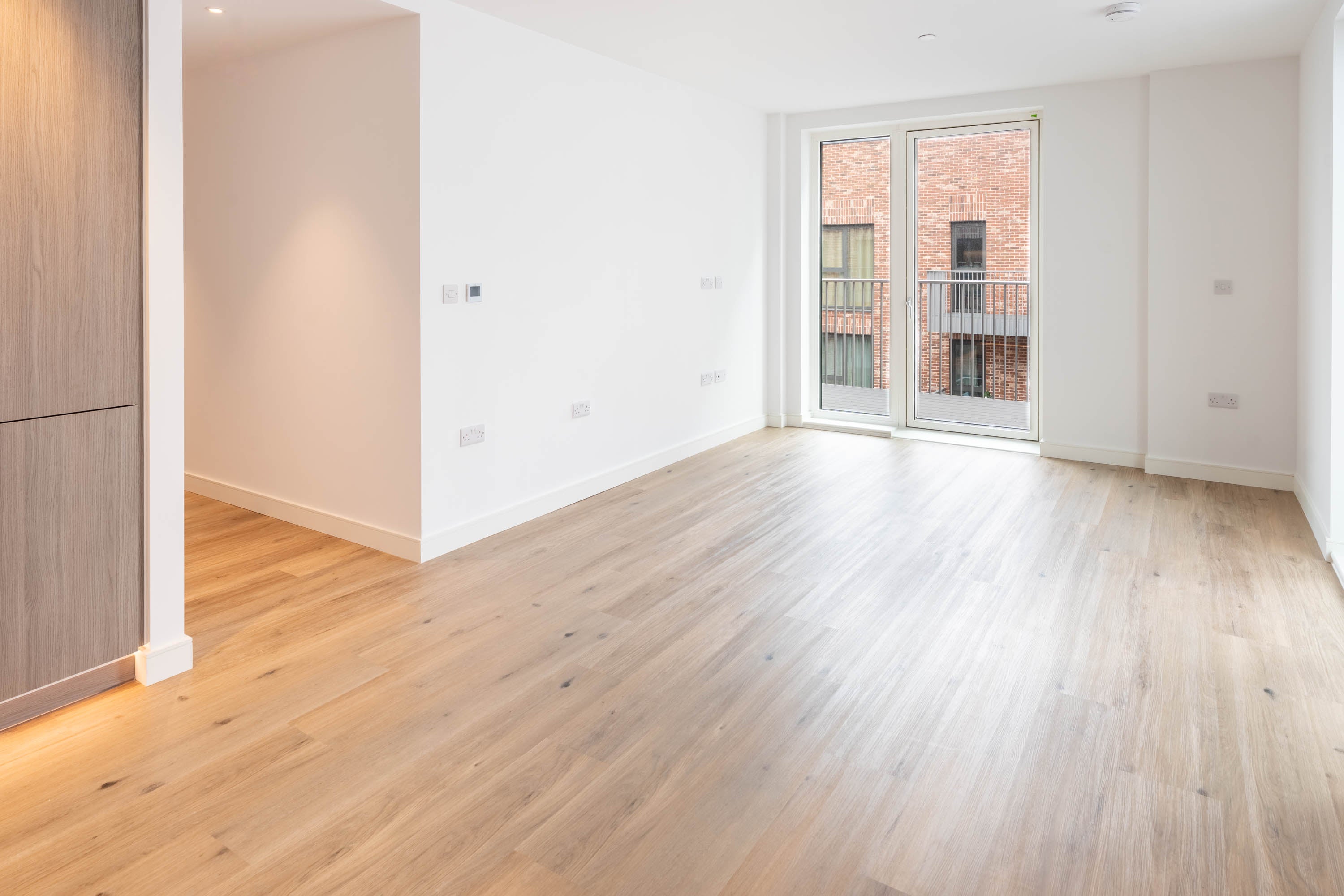 Flat Cedrus Avenue in Greater London