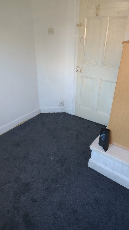 Room Nearmaker Road in Manchester