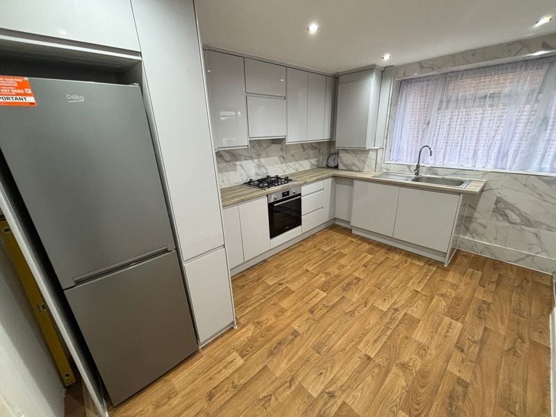 Flat Jesmond Way in Greater London