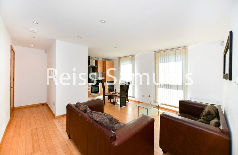 Flat Westferry Road in Greater London