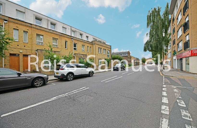 Flat Westferry Road in Greater London