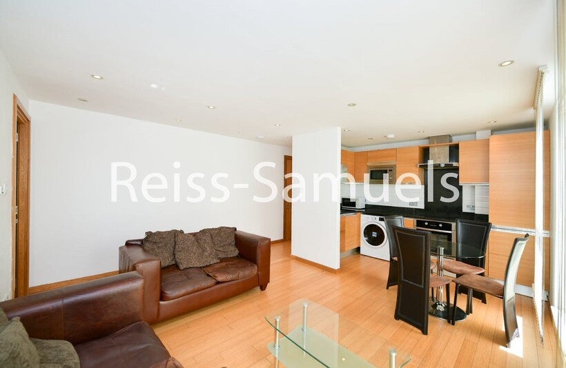 Flat Westferry Road in Greater London