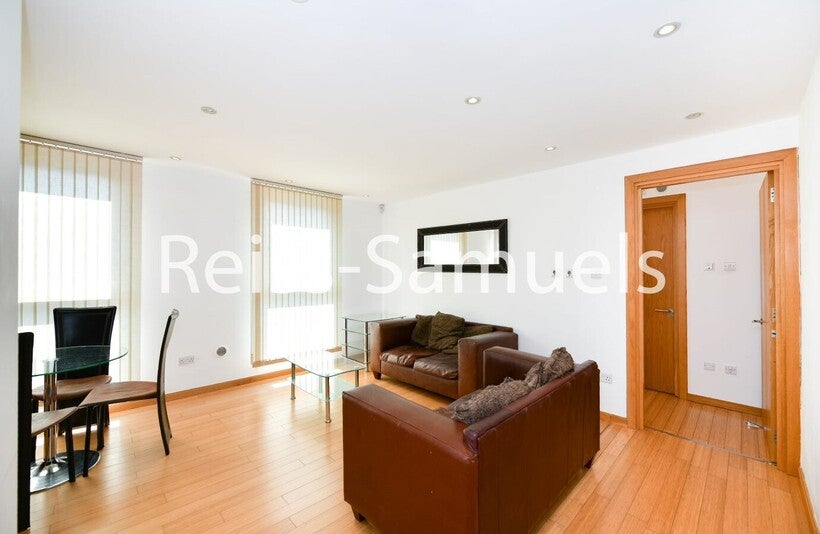 Flat Westferry Road in Greater London