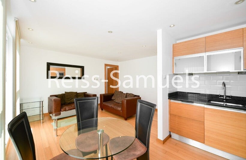 Flat Westferry Road in Greater London