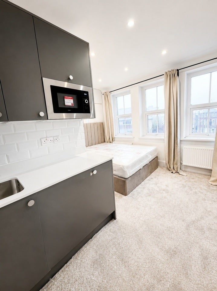 Flat Wandsworth High Street in Greater London