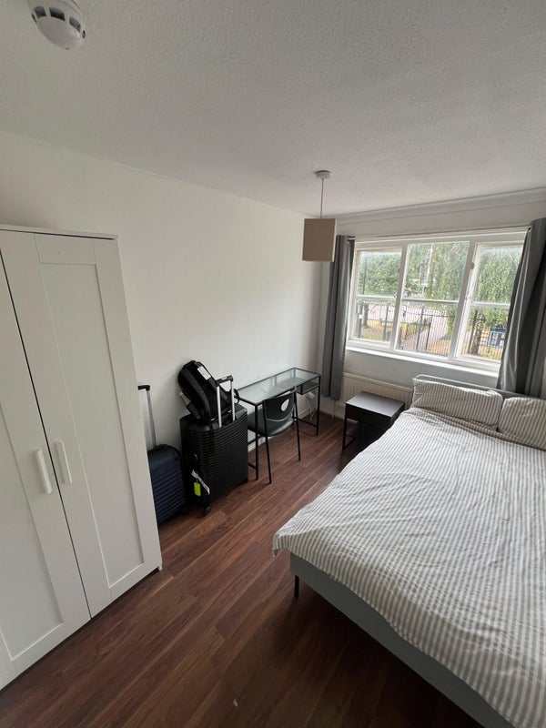 Room Scarborough Street in Greater London