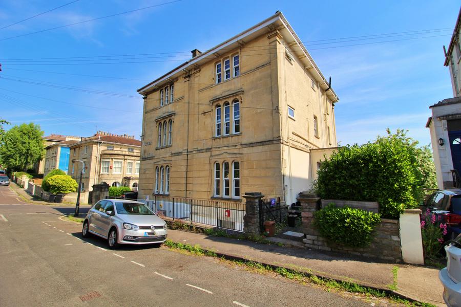 Flat Victoria Walk in Bristol