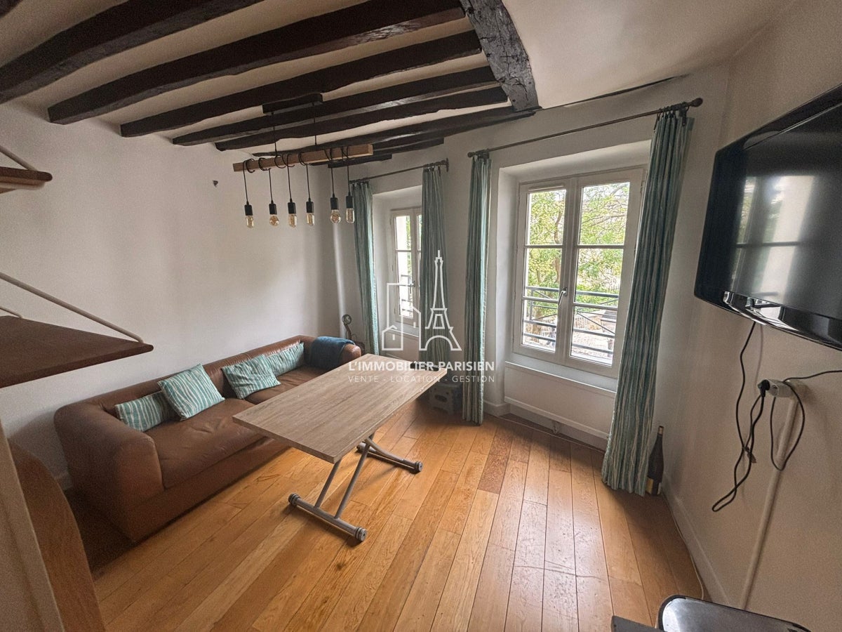 Flat Rue Norvins in Paris
