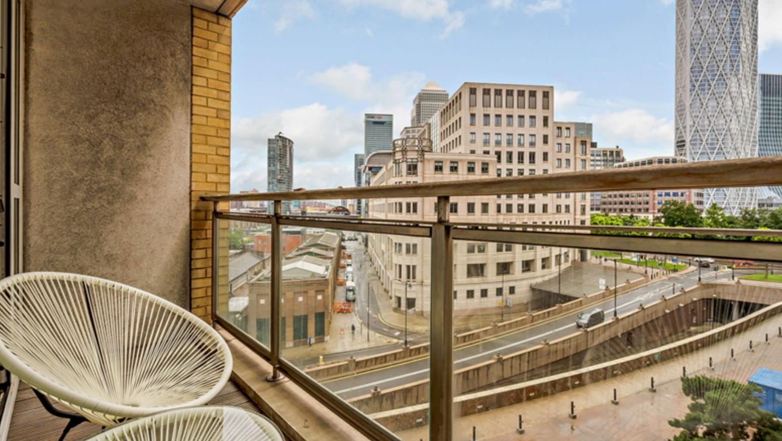 Flat Westferry Circus in Greater London