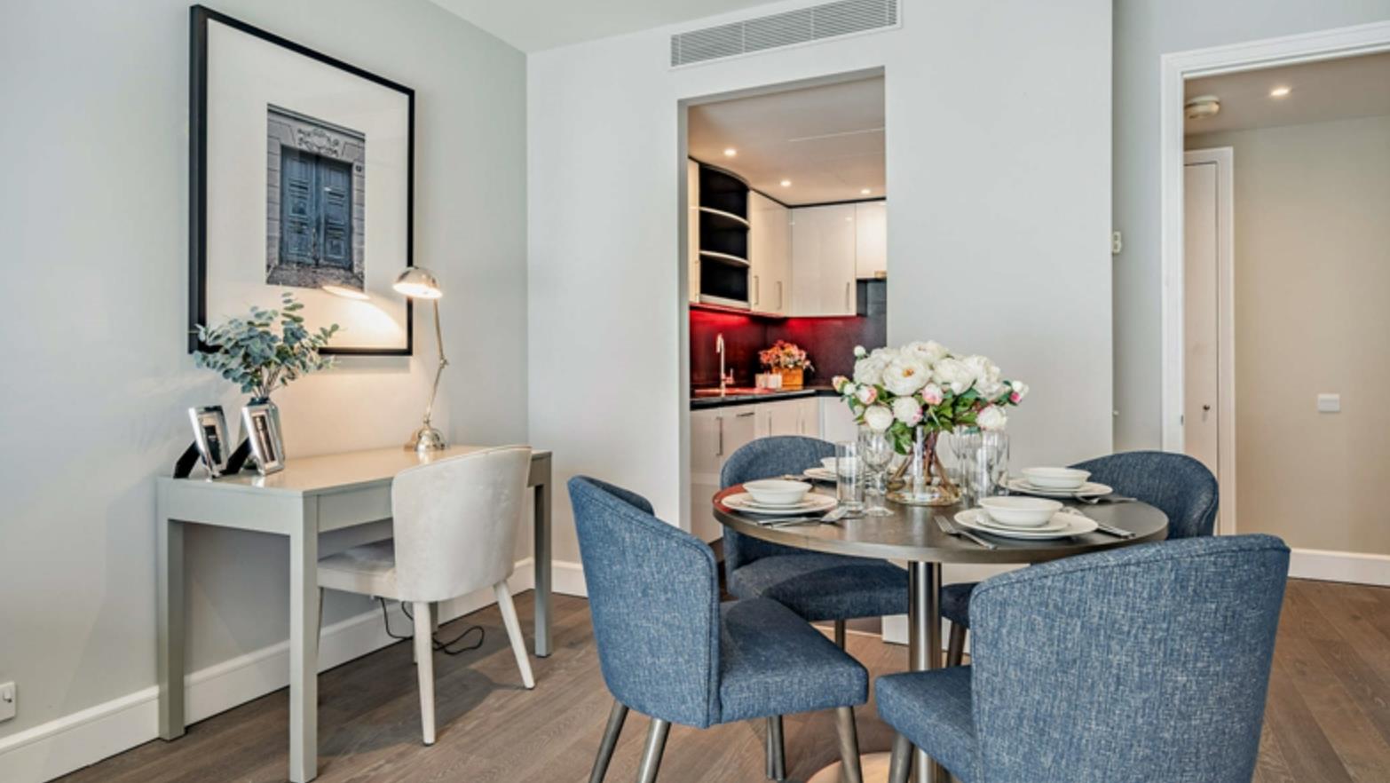 Flat Westferry Circus in Greater London