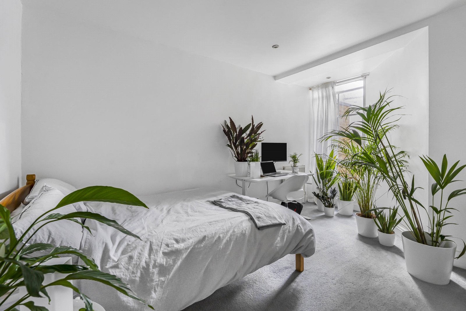 Flat Pulross Road in Greater London