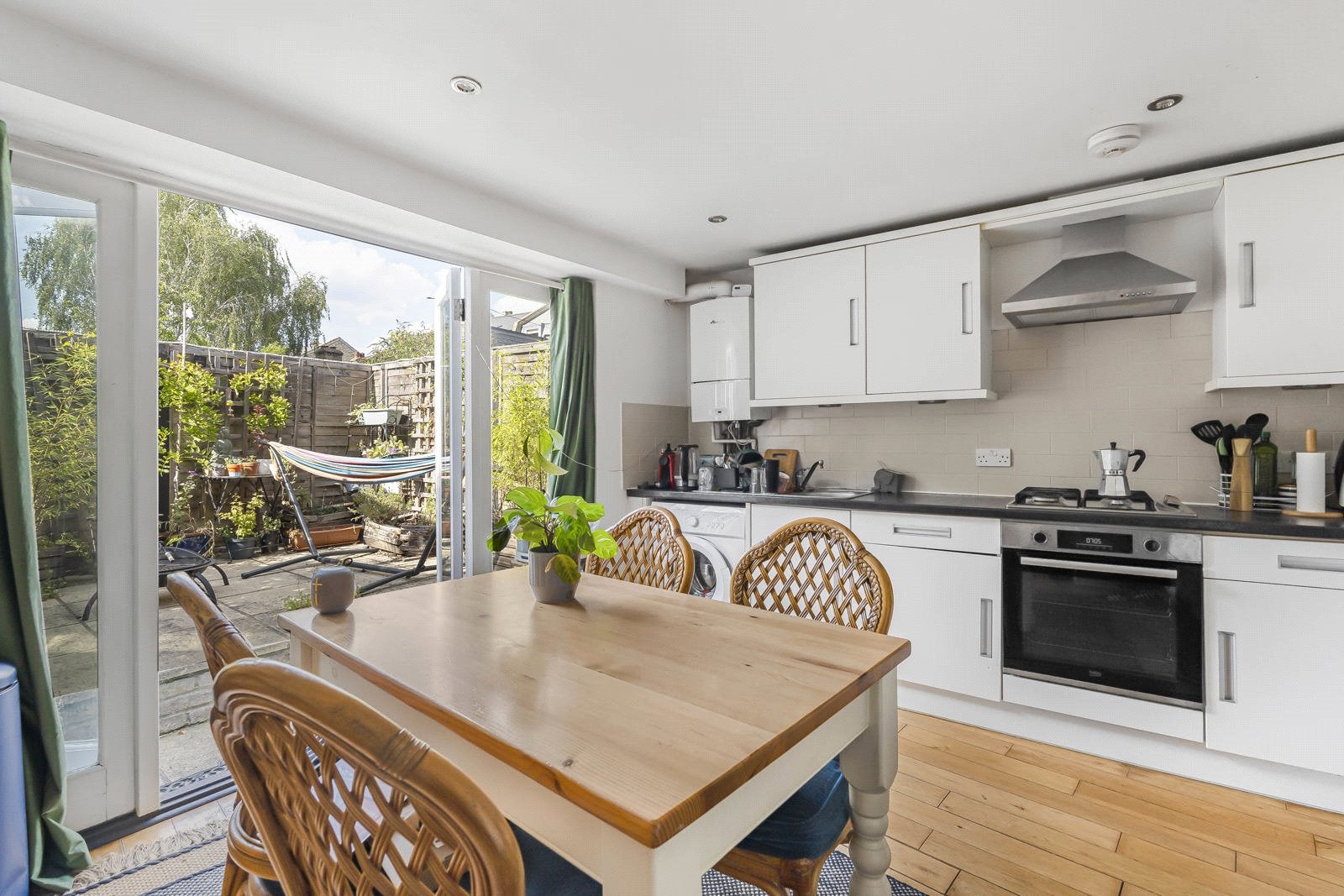 Flat Pulross Road in Greater London