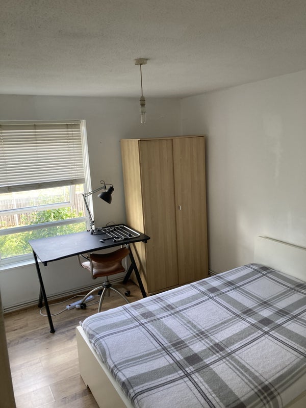 Room Lovelinch Close in Greater London