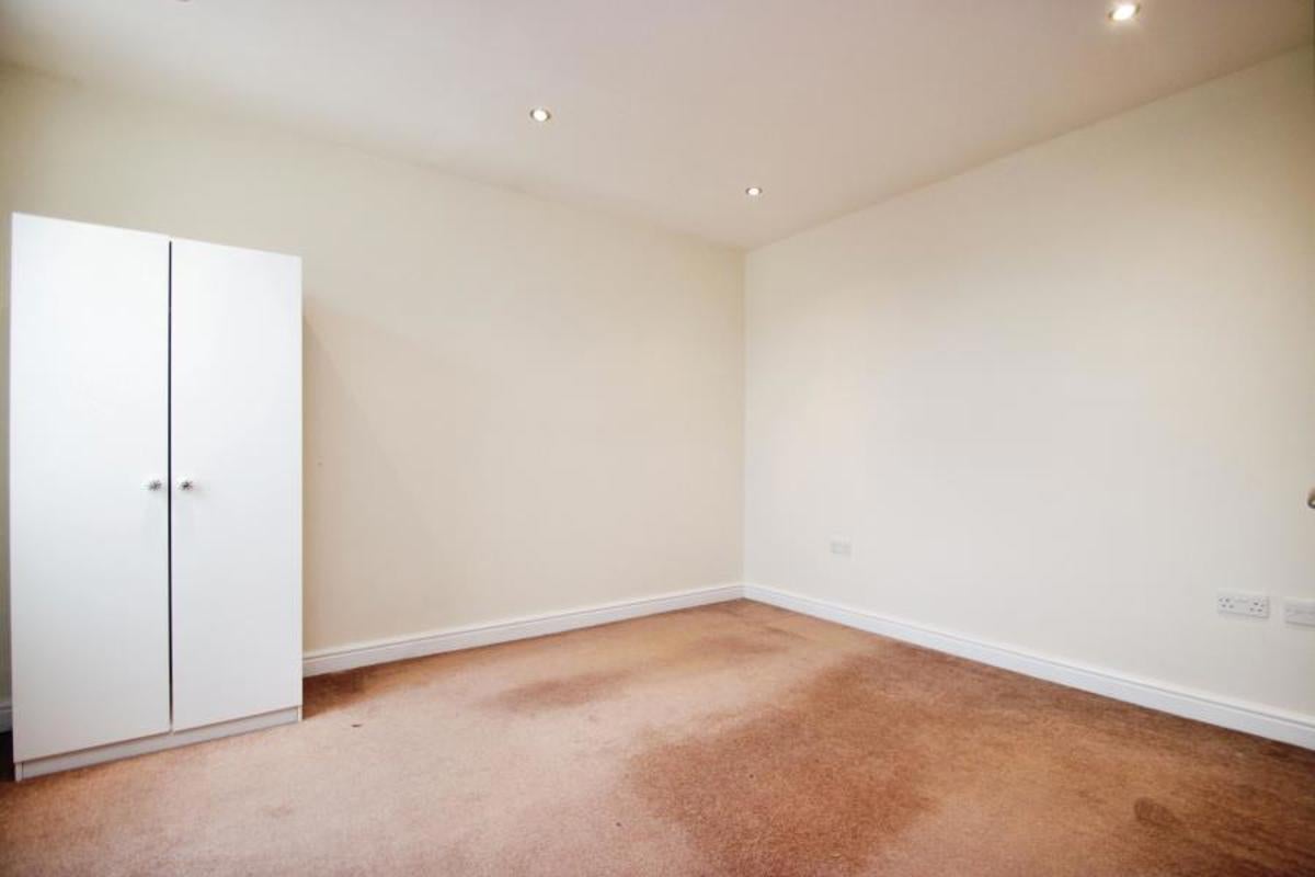 Flat Woodbridge Road in Bristol