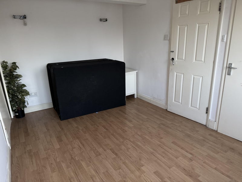 Flat Melrose Avenue in Greater London