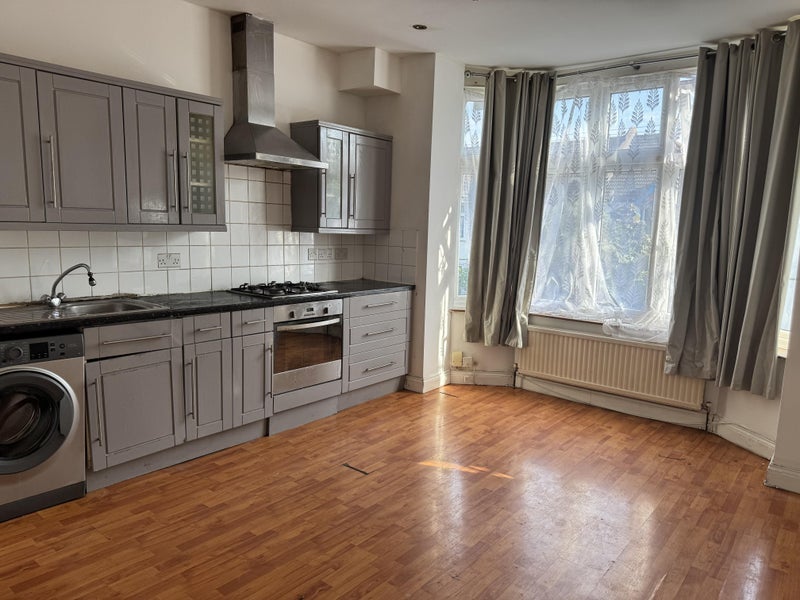 Flat Melrose Avenue in Greater London