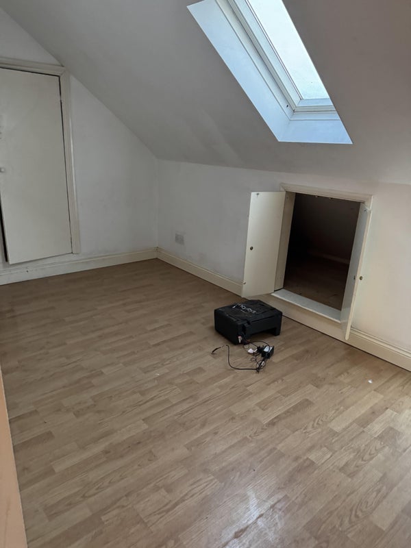 Flat Melrose Avenue in Greater London
